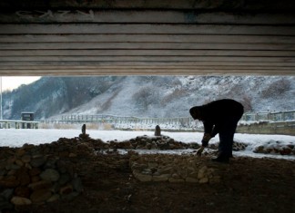 Un arquitecto en el paro, obligado a vivir bajo el puente que él mismo diseñó