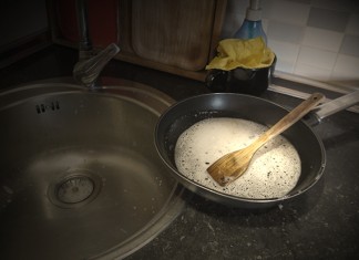 Una sartén cumple 25 años a remojo en el fregadero