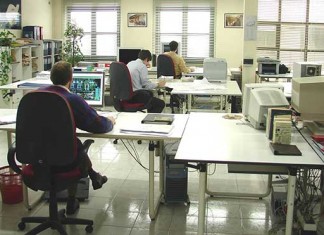 Una empresa hace como que paga a los empleados que hacen como que trabajan