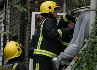 Los bomberos rescatan a un tío enrollado