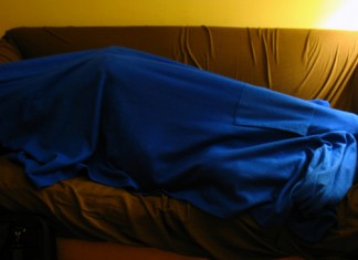 Lleva diez años durmiendo en el sofá porque su esposa se fue sin levantarle el castigo