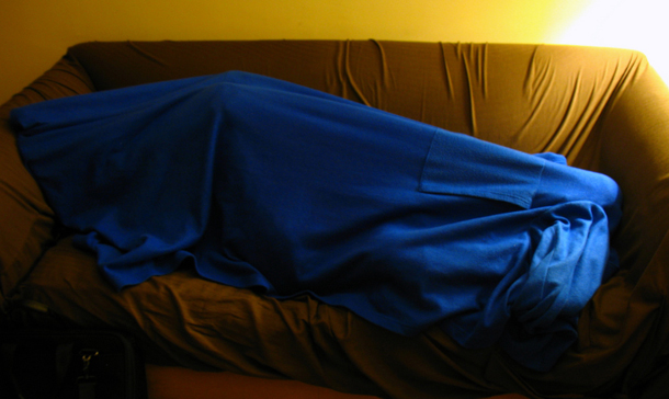 Lleva diez años durmiendo en el sofá porque su esposa se fue sin levantarle  el castigo | El Mundo Today