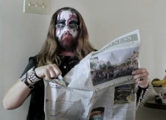 Cantante heavy despierta a su bebé al gritarle una nana