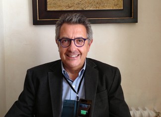 Papá se ata el iPhone al cuello con un cordel