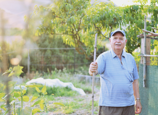 Hombre rural insiste en decir “merci”