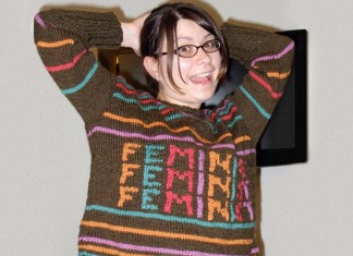 Feminista aprovecha que es invierno para depilarse las axilas