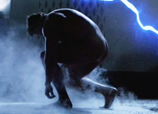 Terminator aparece desnudo en una sauna gay