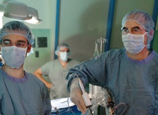 Operan a una tía en bolas