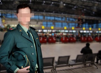 Guardia Civil de la aduana dobla la ropa en la maleta mejor de lo que estaba antes de registrarla