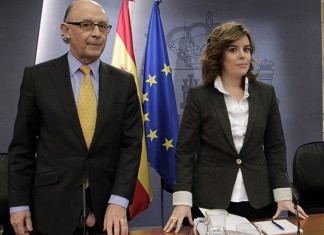 Montoro finalmente da una rueda de prensa con un testículo fuera del pantalón
