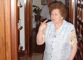 Una abuela ninja consigue poner bufanda a 15 niños sin ser vista