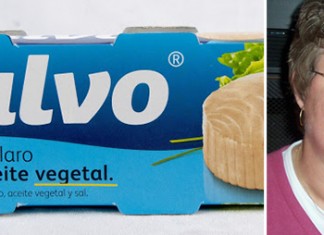 Doña Paqui ultima la compra de una lata de atún Calvo