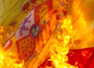 Detienen a un incendio por quemar la bandera de España