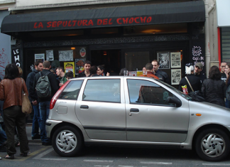 Un bar heavy expone una retrospectiva de gargajos