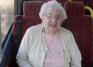 La anciana que tienes sentada delante en el bus va a decirte algo en cualquier momento