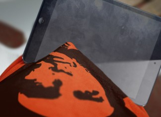 Una camiseta del Che es usada para limpiar la pantalla de un iPad