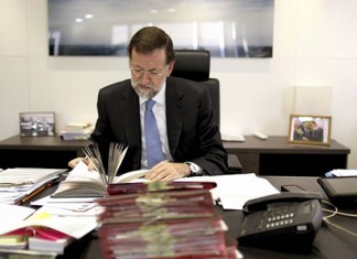 Un poco inspirado Rajoy abre el diccionario al azar para inventar nuevas leyes