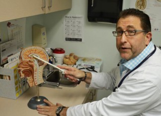 Reputado neurólogo con 40 años de experiencia descubre ahora que se dice «cerebro» y no «celebro»