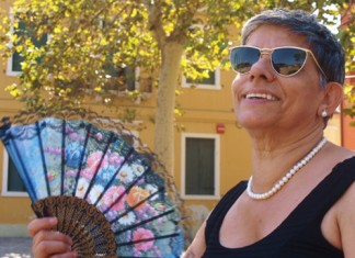 Una amiga de tu madre cree que es una pena que seas homosexual con lo guapo que eres