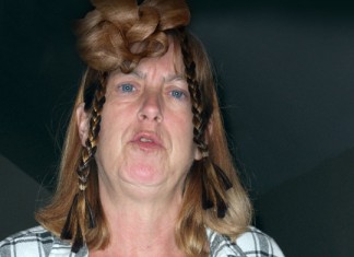 Un ser del averno con un peinado horrible que lleva la ropa de tu mujer pregunta si no le notas nada distinto
