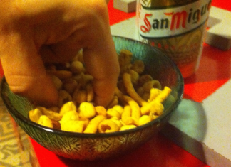 Un dedo emprende una temeraria expedición en un cóctel de frutos secos en busca del último quico
