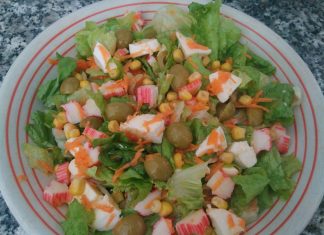 Un poco de surimi congelado convierte una ensalada en una sofisticada experiencia tropical