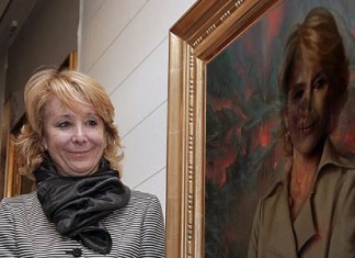 Aguirre muestra despreocupada a una visita el espeluznante retrato que la mantiene inmortal