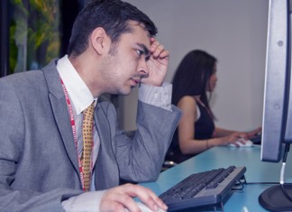 Un español bate el récord mundial de velocidad al minimizar el Facebook cuando pasaba el jefe por detrás