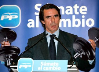 Aznar se presenta a un mitin sin soltar sus pesas