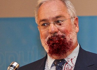 Miguel Arias Cañete se come a su asistente personal