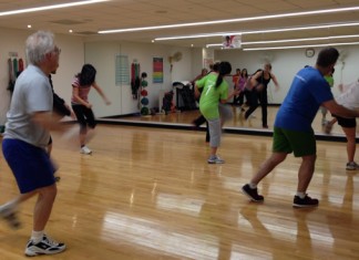 Clase de fitness, indistinguible a estas alturas de una performance