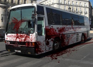 El autobús de donar sangre irá atropellando a la gente y recogiendo la sangre con una fregona
