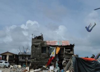 Intermón arroja médicos al Tercer Mundo desde un helicóptero