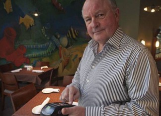 Un camarero se saca los ojos para no ver a un cliente marcando el PIN de su tarjeta