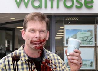 Se come a un ser humano a dentelladas y luego pide el café con sacarina