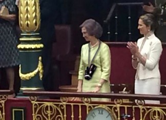 La madre de Felipe VI graba la ceremonia de proclamación de su hijo en su handycam «para que la veamos todos los españoles un día»