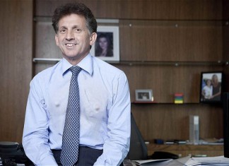 Hoy al jefe se le notan los pezones bajo la camisa, informa un mail colectivo