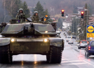 El Ejército saca los tanques a la calle para que hagan sus necesidades y jueguen con otros tanques