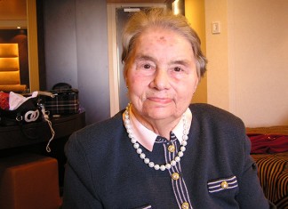 Una abuela consume droga caníbal para comerse a su nieto a besos