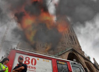 Dos valencianos queman la Sagrada Familia creyendo que era una falla