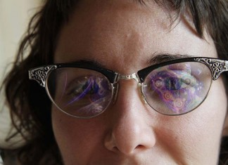 Una señora de Plasencia descubre una partícula subatómica con sus gafas de ver de cerca