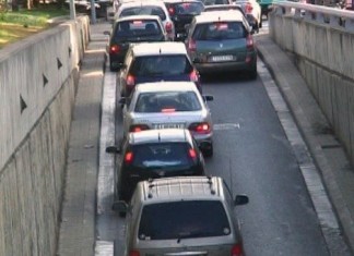 Se disculpa al llegar tarde al atasco de cada mañana