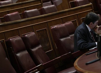 Un diputado lleva tres días sin levantarse de su escaño al no poder disimular una erección fortuita