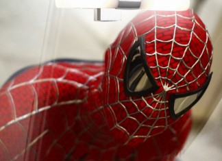 Spiderman se mira al espejo y solo ve a un pobre hombre con un disfraz ridículo