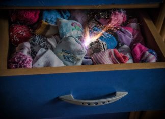 Mamá dobla el iPhone y lo guarda en el cajón de los calcetines