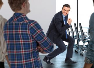 El jefe suelta una charla motivacional pero es la cocaína la que habla