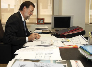 Un aterrorizado Rajoy cree que ahora debe enviar viñetas cada semana tras mostrar su apoyo al lema “Je suis Charlie»