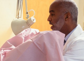 Denuncian a un ginecólogo que ponía a parir a sus pacientes