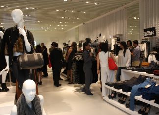 Zara retira un vestido después de vértelo puesto