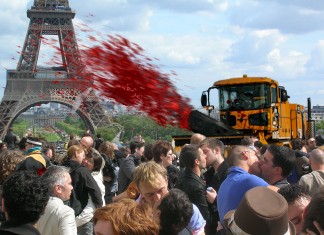 El Ayuntamiento de París retira con quitanieves a cientos de parejas besándose frente a la torre Eiffel